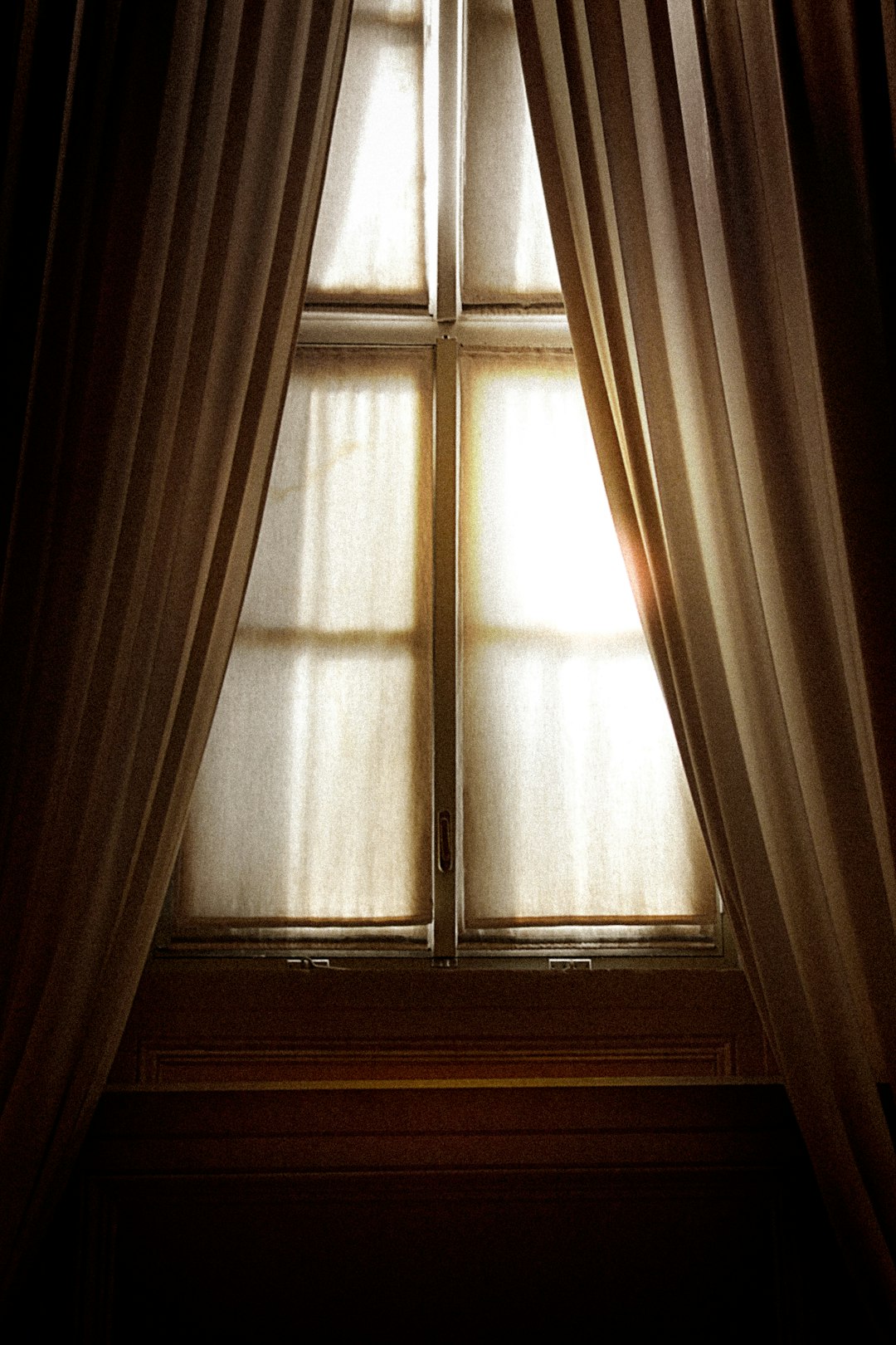 white-window-curtain-on-window-i87db4kd7nw